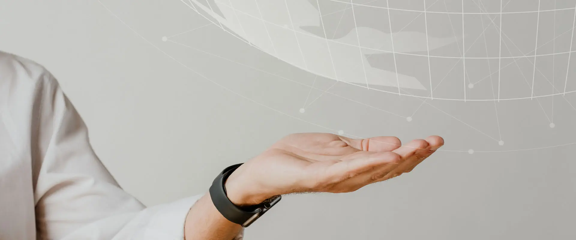 Representación futurista de un ejecutivo financiero conectado a un globo digital iluminado, simbolizando la proyección global, la tecnología y el compromiso con las inversiones.