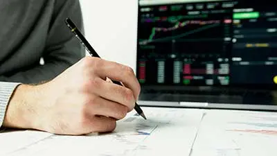 Más de 10 años brindando asesoría financiera y de inversión en mercados globales.
